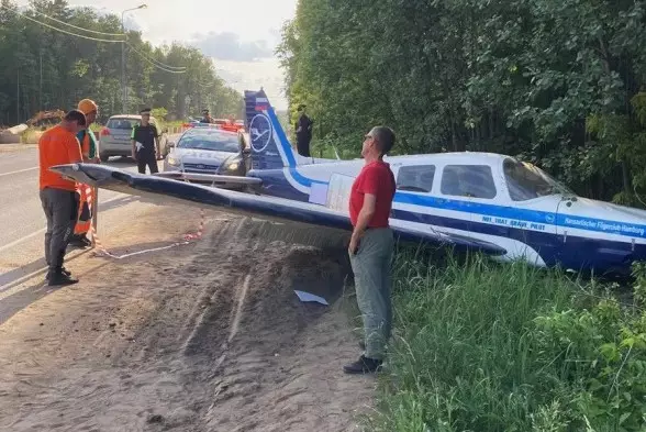 Легкомоторный самолёт аварийно сел на шоссе