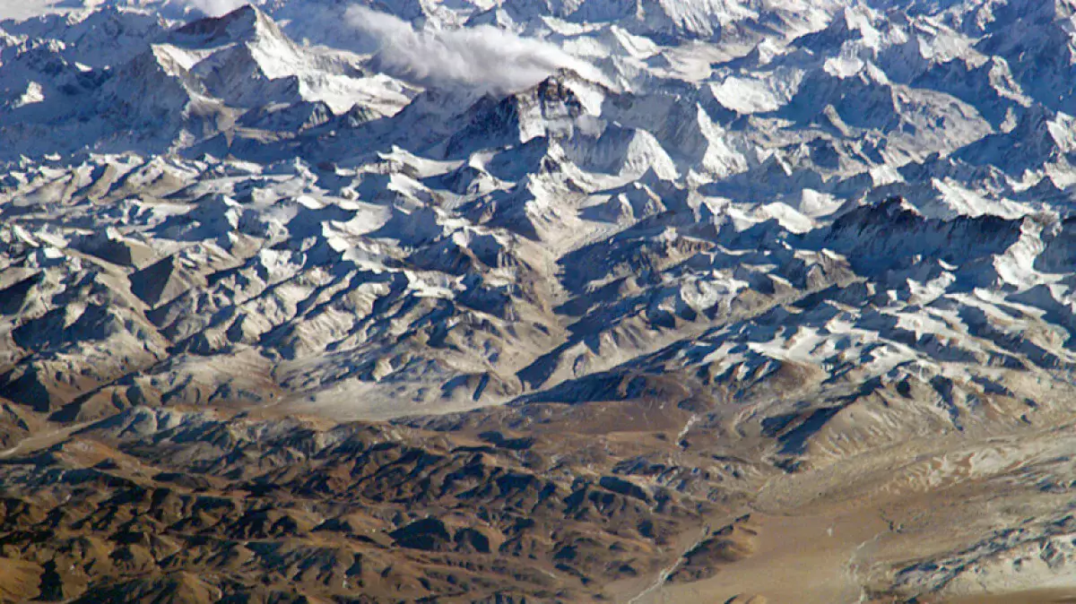 Четыре тела, скелет и тонны мусора вывезли с Эвереста и ближайших гор