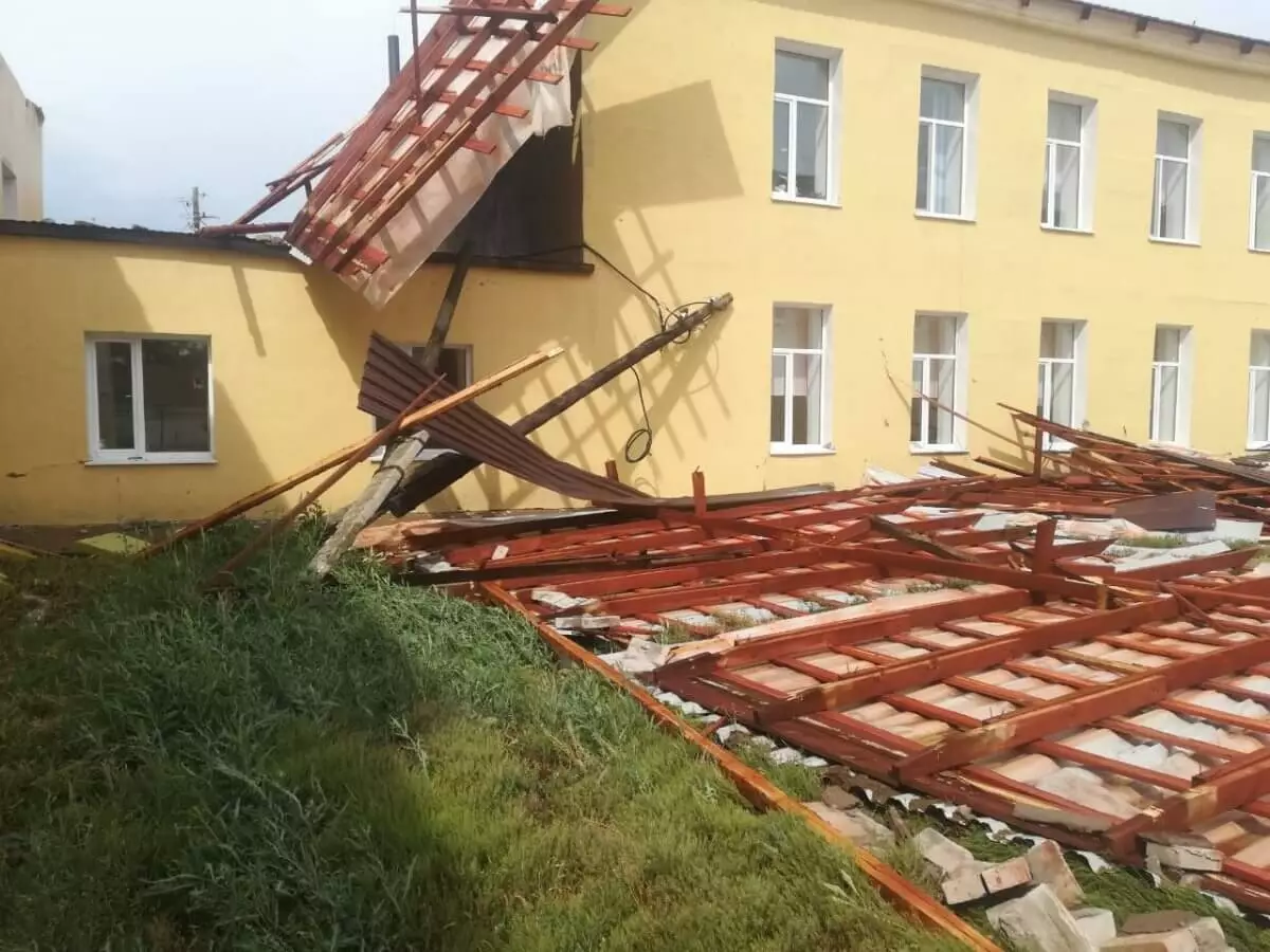 Штормовой ветер сорвал крышу школ и домов в ЗКО