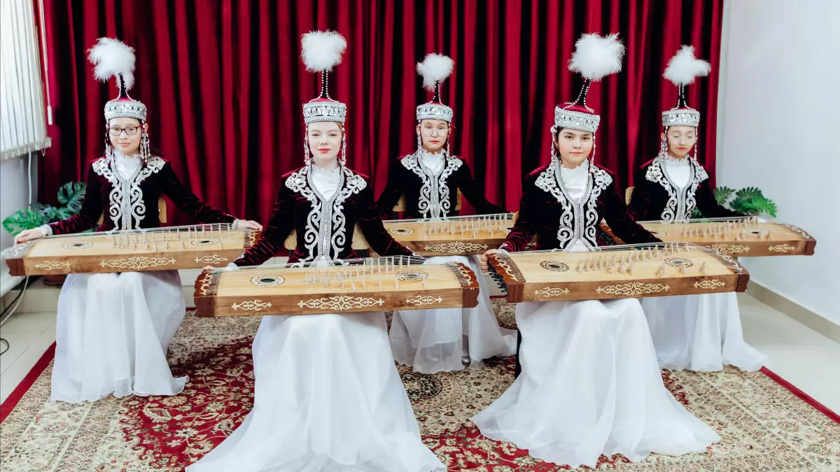 Ученики спецшколы-интерната в области Абай в совершенстве овладели игрой на национальных инструментах