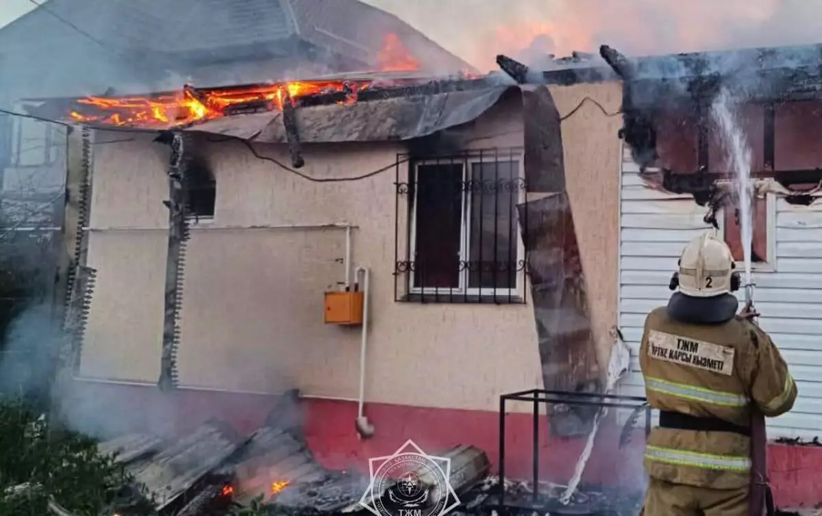 Частный дом загорелся в Алматинской области