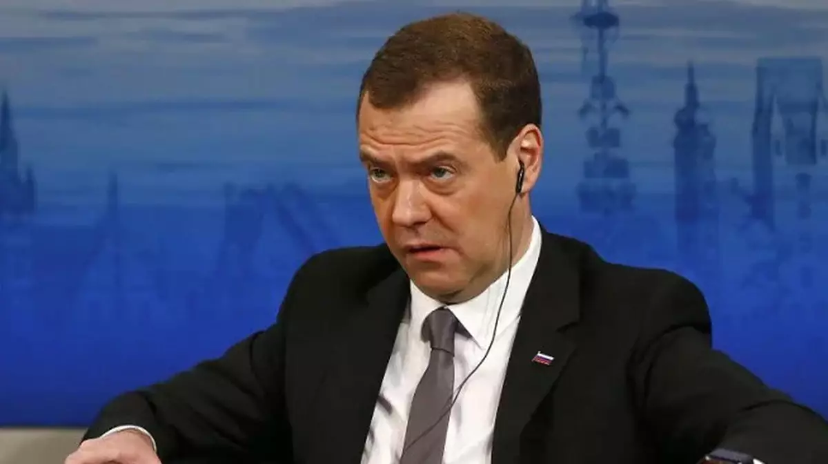 Медведев заявил, что Шольц "рамсы попутал"