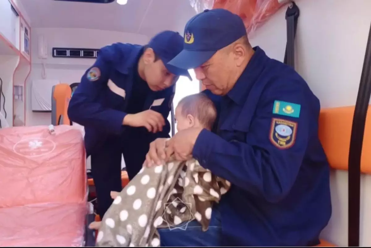 Запертого в квартире восьмимесячного ребёнка спасли пожарные в Атырау