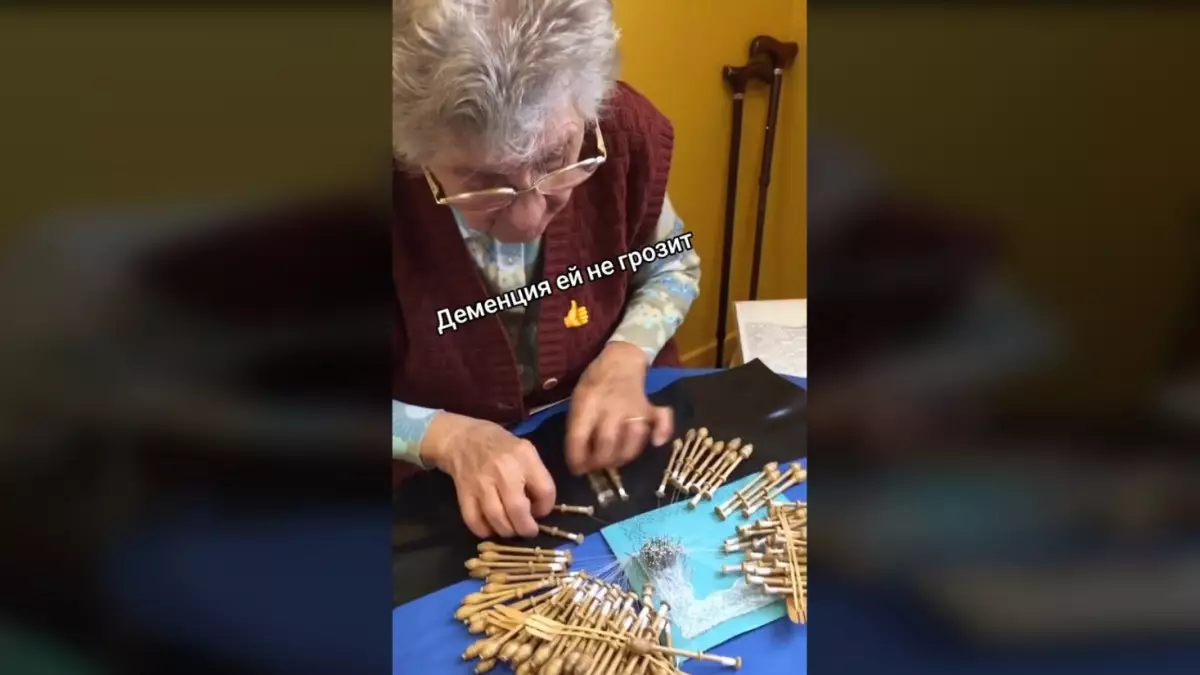 Профессионально плетущая кружево бабушка восхитила соцсети