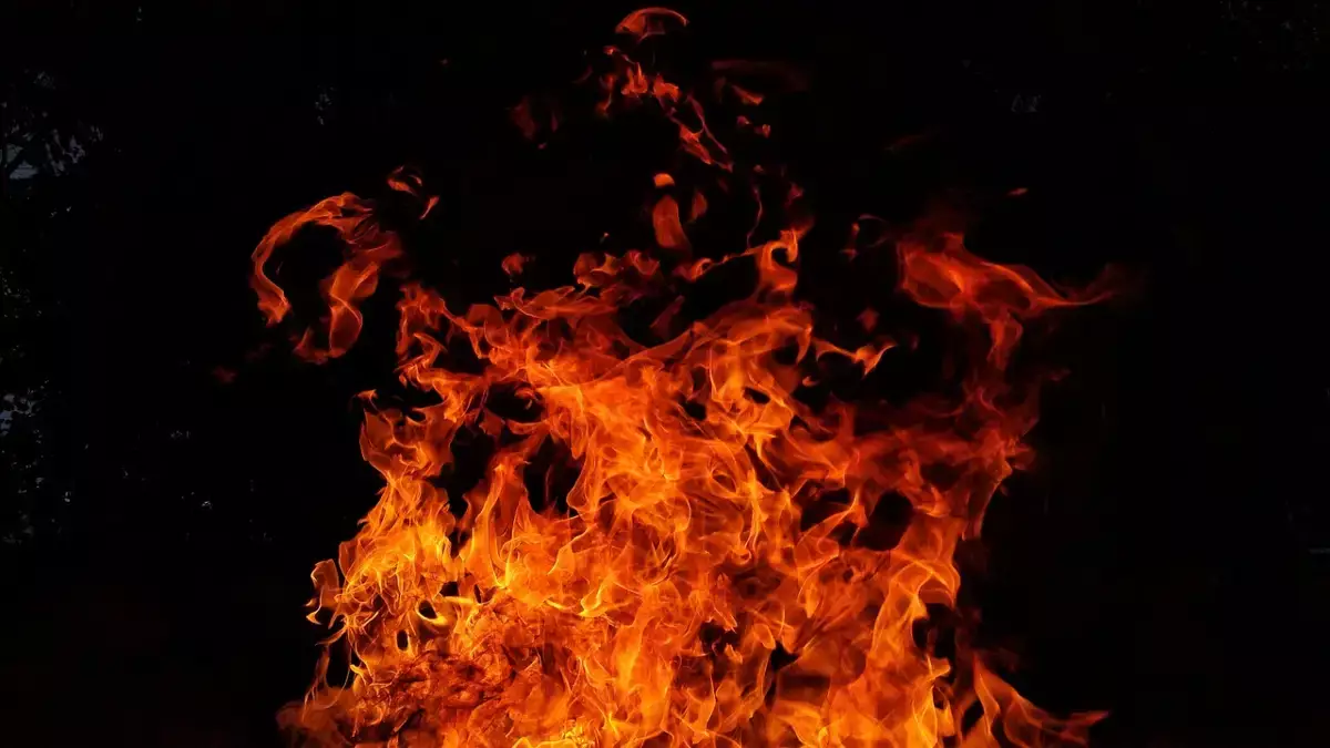 В Акмолинской области четырех человек спасли от огня