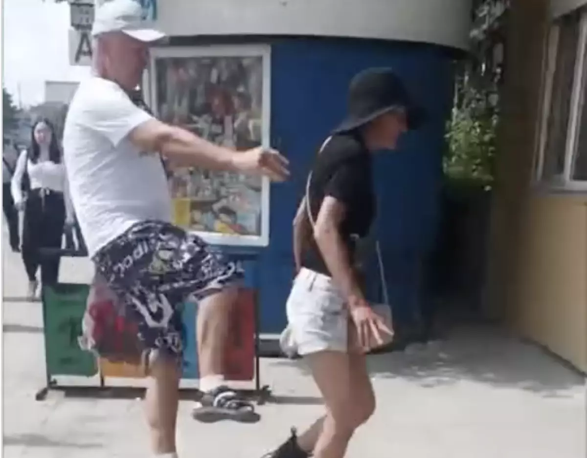 «Она достала уже всех!»: мужчина пнул по попе женщину на улице в Костанае (ВИДЕО)