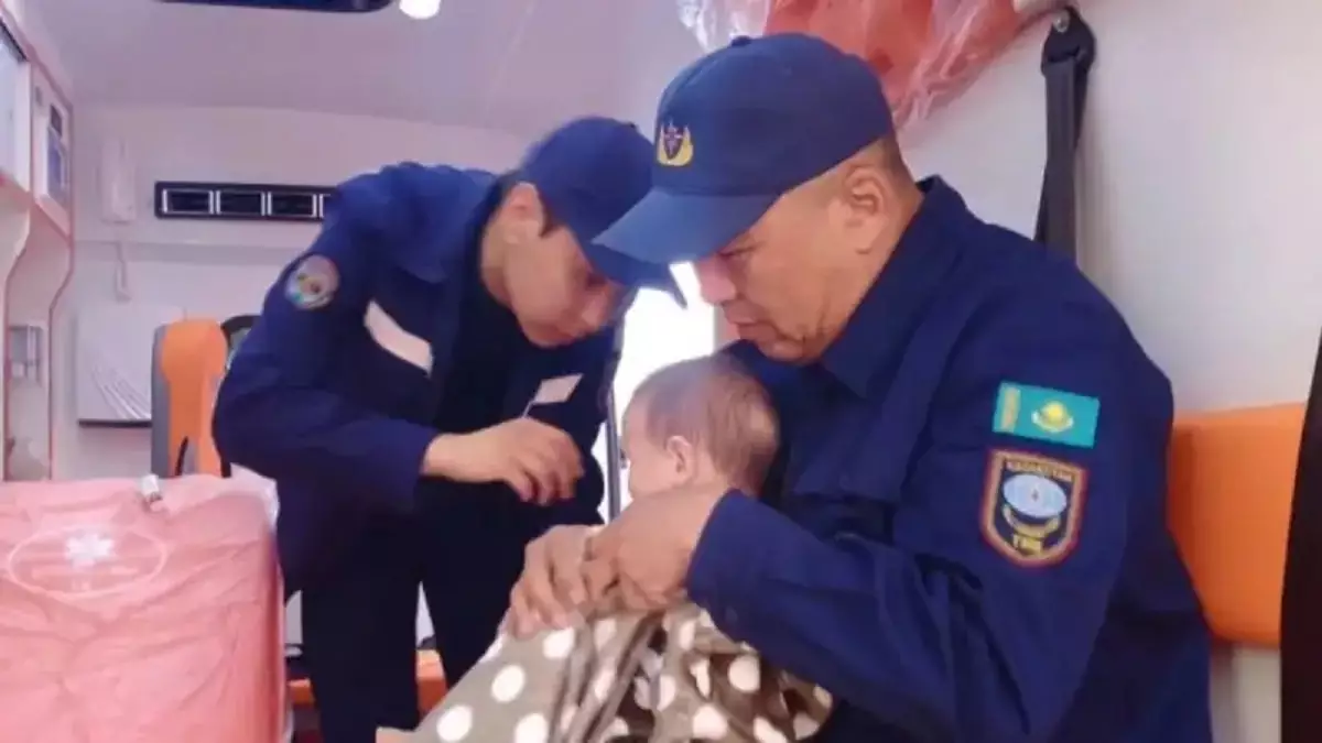 В Атырау спасли младенца, который остался в задымленной квартире