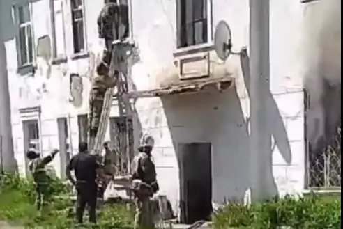 Четверых человек спасли огнеборцы из горящей двухэтажки в Щучинске