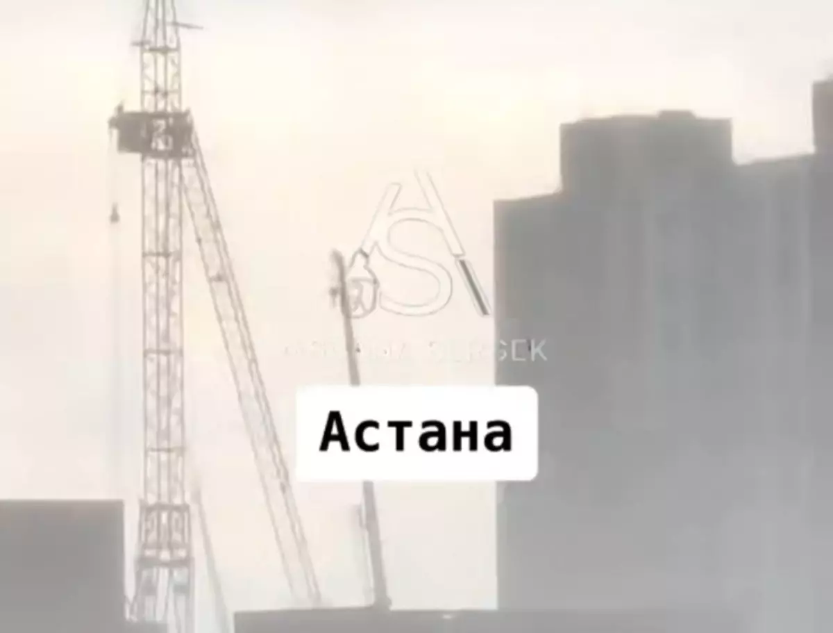 Стрела башенного крана упала в Астане (ВИДЕО)