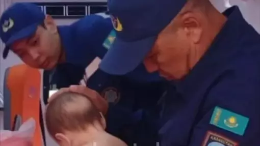8-месячного младенца спасли атырауские пожарные