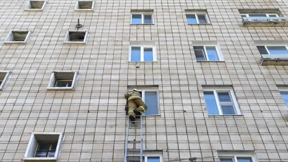 Забрались в окно по лестнице: 80-летнюю пенсионерку спасли в Акмолинской области