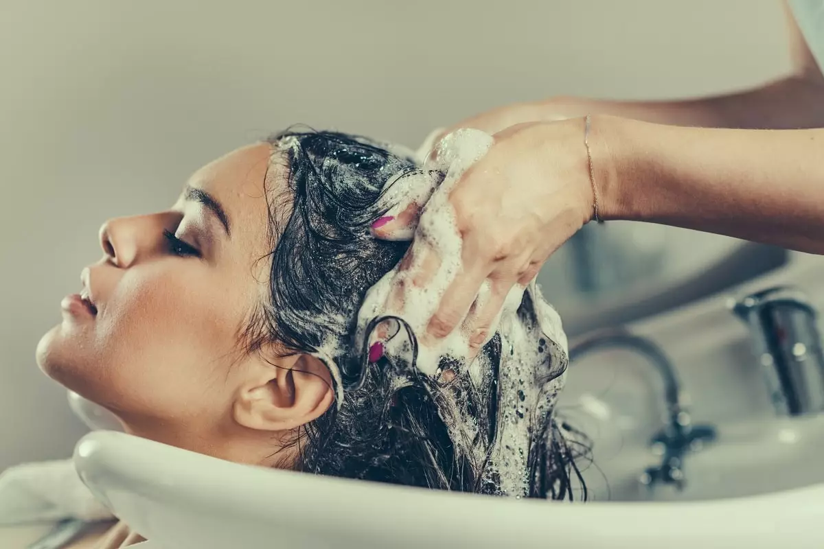  Слишком горячая вода: 3 ошибки при мытье головы