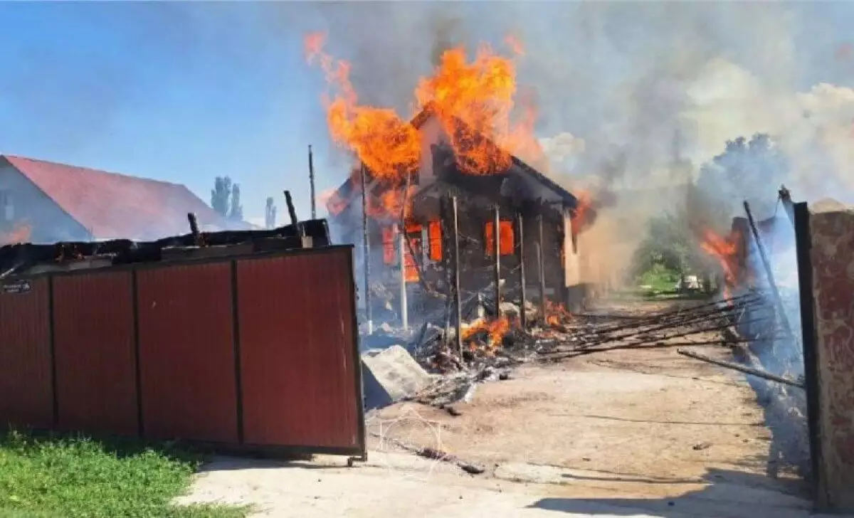 В Алматинской области загорелся дом