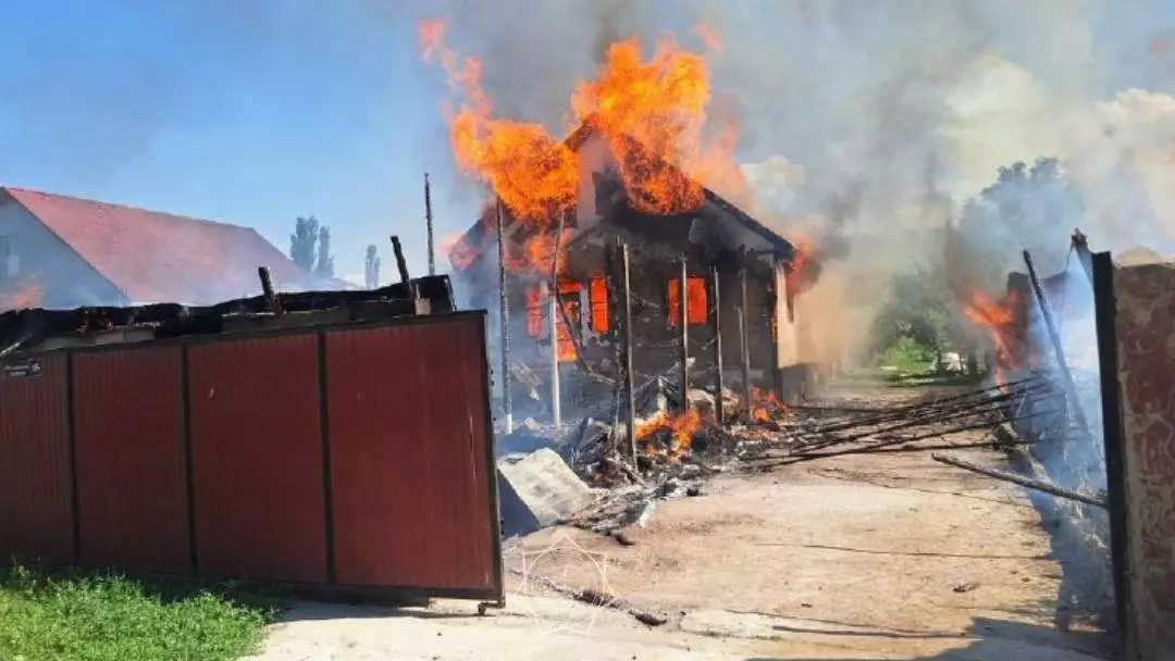 Огнеборцы Алматинской области и ВКО потушили сложные пожары в частных домах