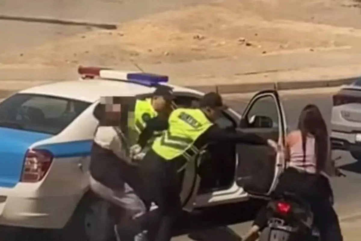 Сбежала на мопеде от полиции: Задержание попало на видео в Актау