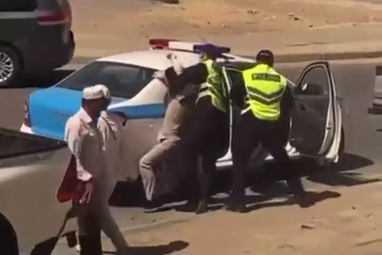 Девушка на мопеде сбежала от полицейских в Актау