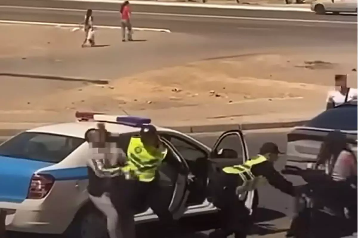 На видео попал побег девушки на мопеде, пока полиция задерживала водителя в Актау