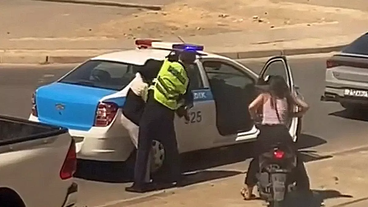 В Актау пассажирка мопеда сбежала во время задержания водителя