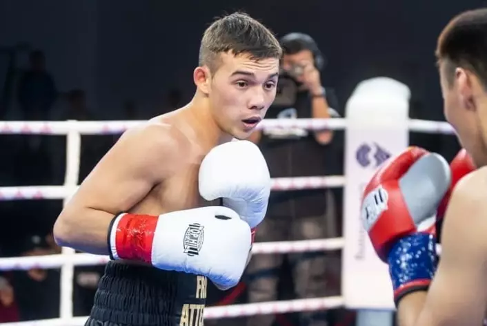 Непобёжденный казахстанский боксёр нанёс узбекистанцу первое поражение в карьере