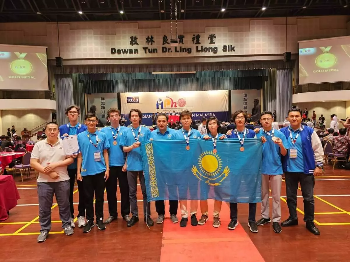 Казахстанские школьники привезли 7 медалей с азиатской олимпиады по физике