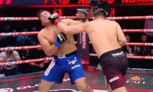 Казахстанский боксер встал после нокдауна и нокаутировал узбекистанца. Видео