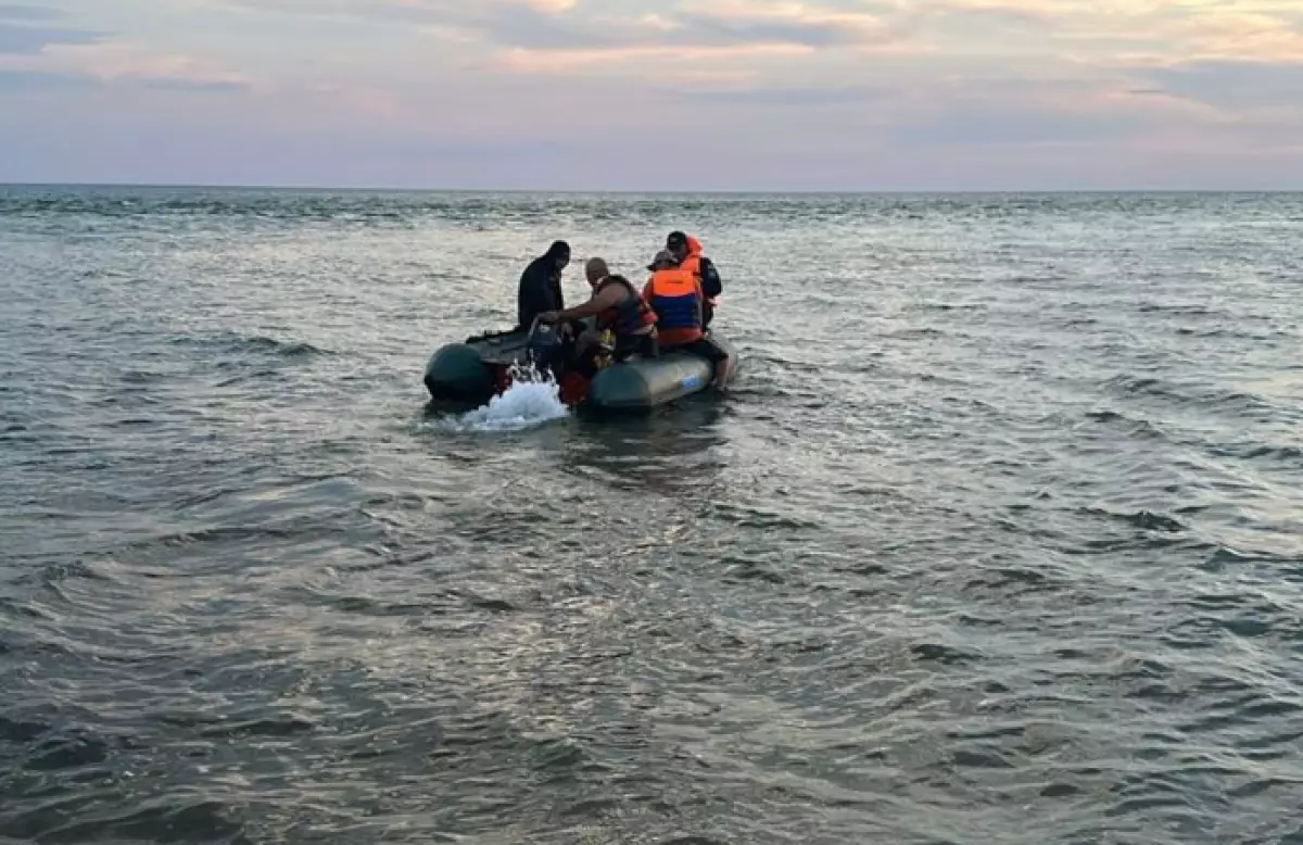 Сын утонул, отцу помогли спасатели в одном из каналов вблизи Актау