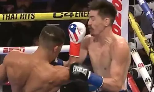 21-летний талант избил экс-чемпиона мира в главном бою вечера бокса в США. Видео
