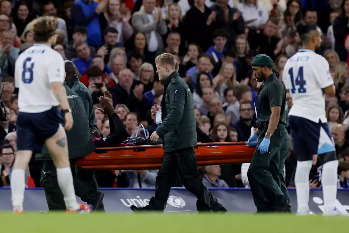 Усэйн Болт получил травму в благотворительном футбольном матче и покинул поле на носилках