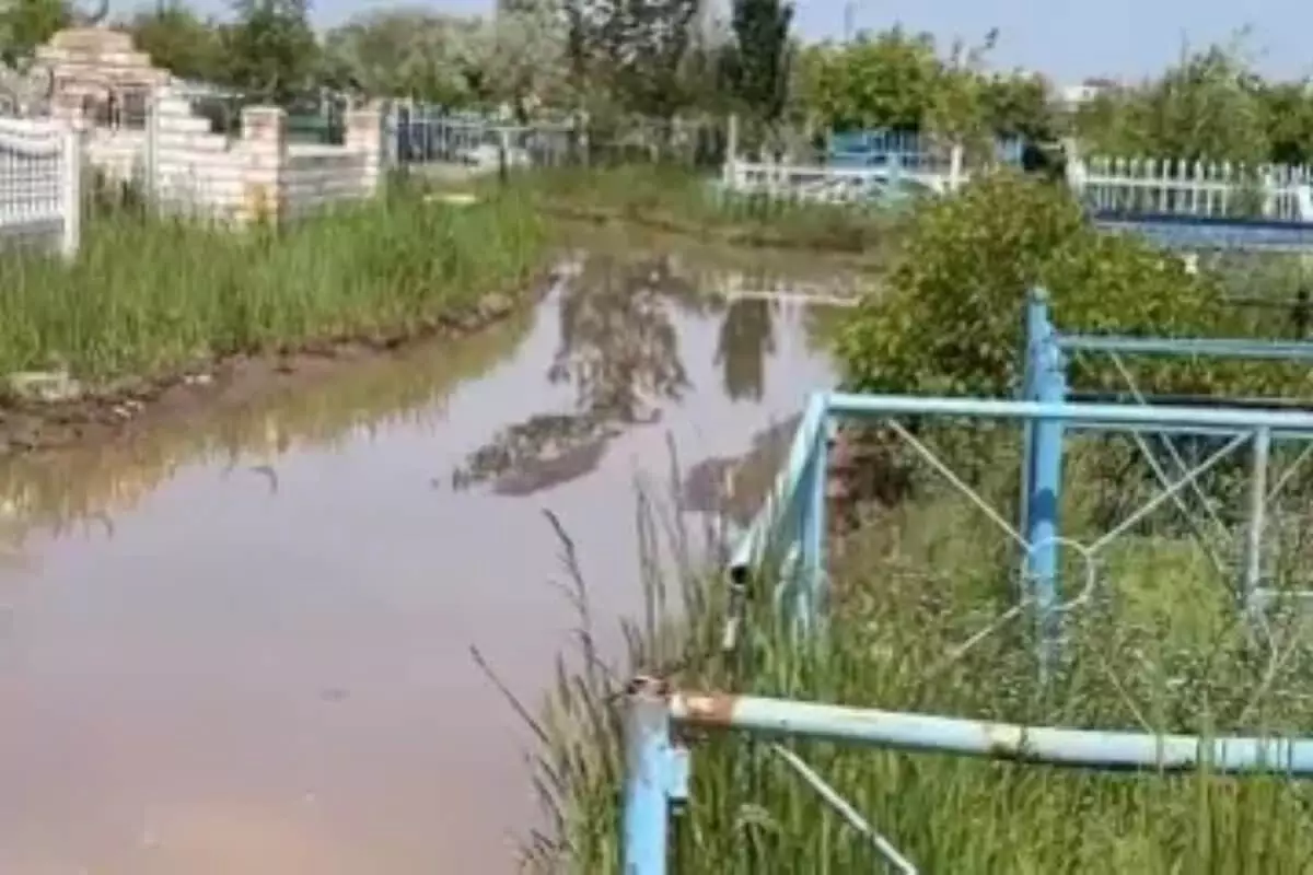 В Экибастузе подтопило кладбище из-за аварии на питьевом водопроводе