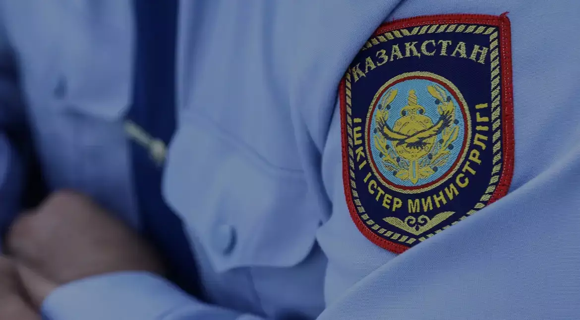 В Алматинской области мужчина подкрался к полицейским, чтобы снять на камеру коррупцию