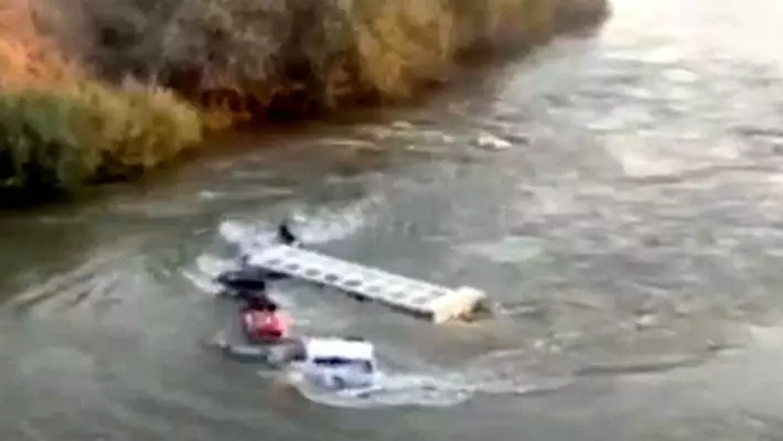 Под Ташкентом грузовик упал в реку, погиб пассажир