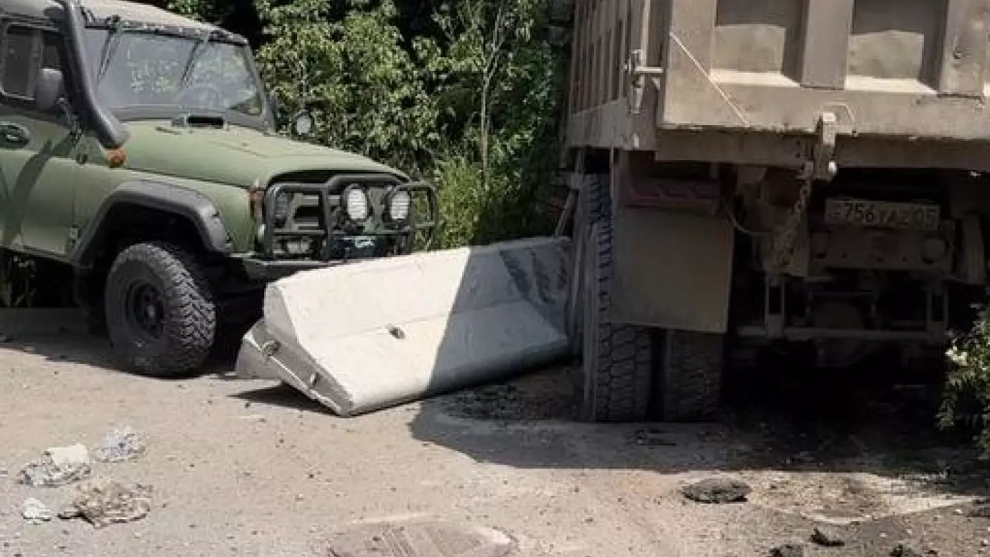 Груженный грузовик протаранил бетонную ограду и врезался в столб в Алматы