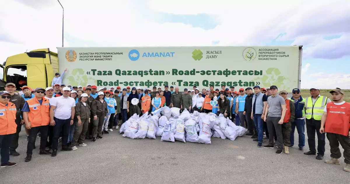   «Таза Қазақстан» road-эстафетасы: Волонтерлер Астана-Алматы тасжолын қоқыстан тазартады   