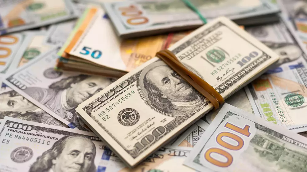 Курс доллара в Казахстане начал неделю с роста