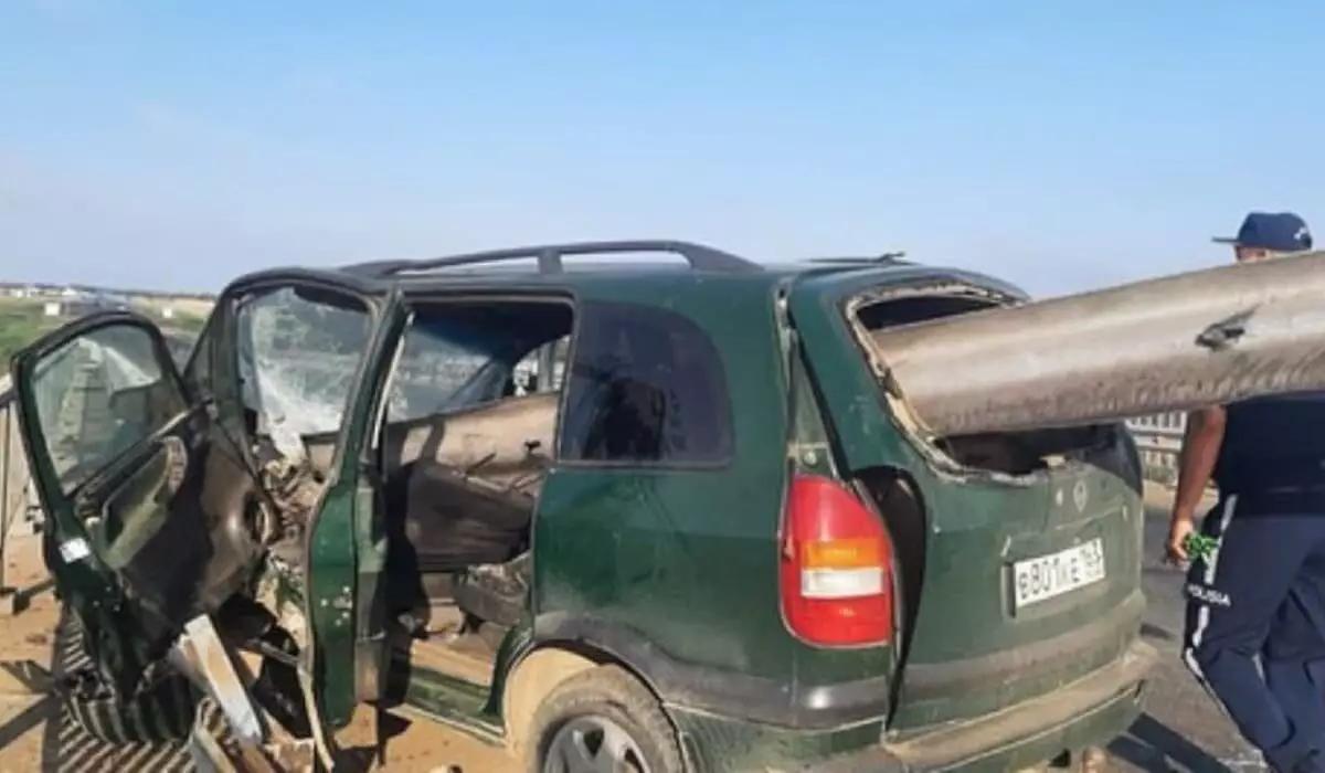 Отбойник прошел сквозь авто: 2 человека погибли в жутком ДТП в Актюбинской области