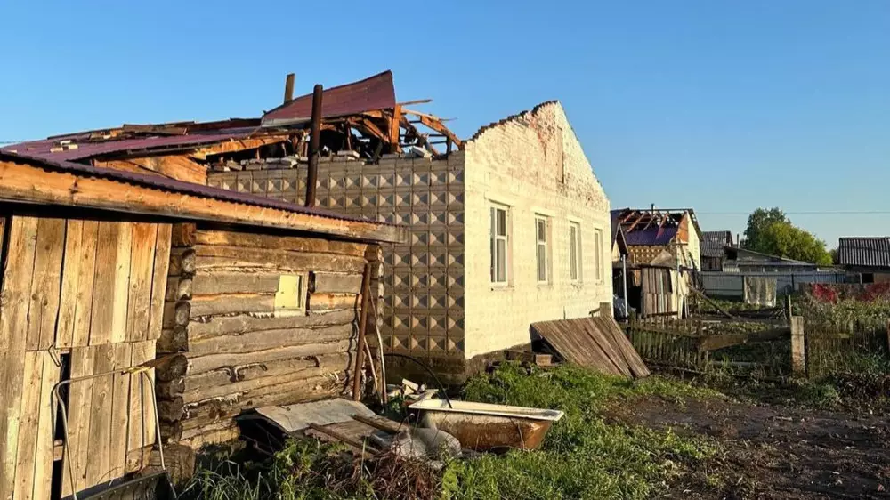 Сильный ветер сорвал крыши десятков домов в ВКО