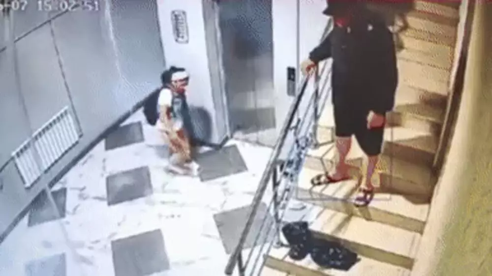Потолок упал на женщину с ребенком в ЖК Астаны - видео