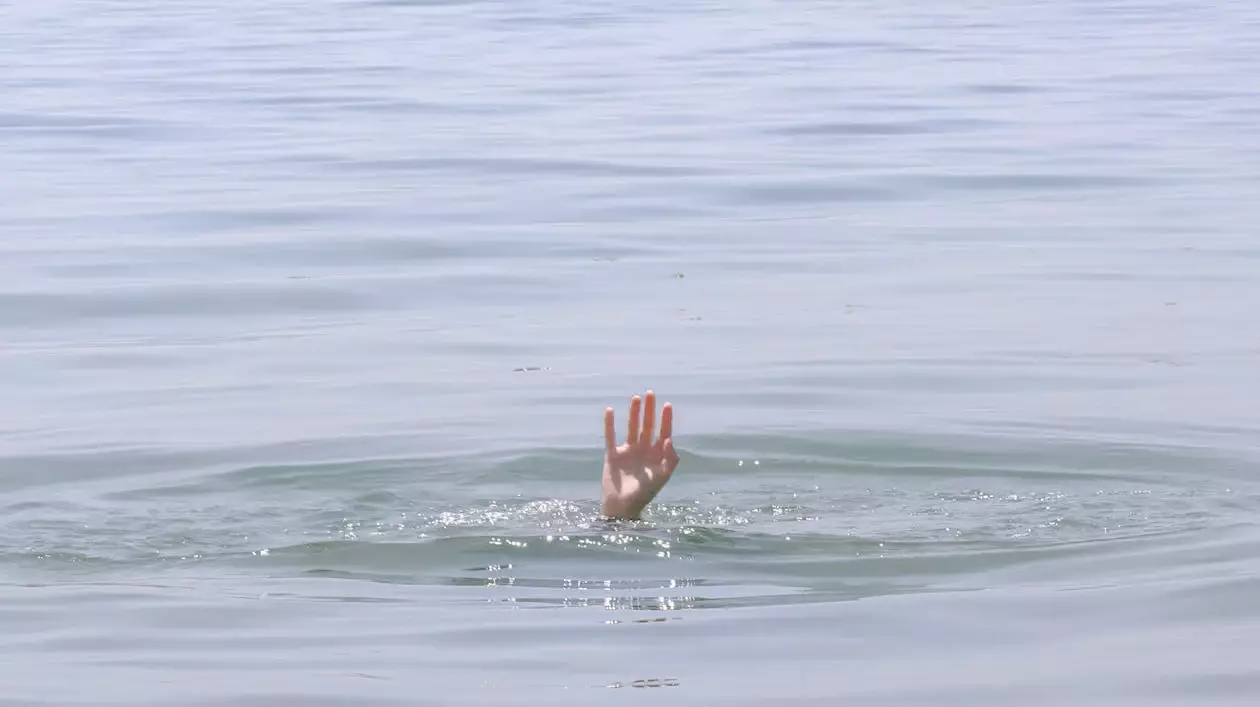 Не удержалась и упала в воду: девушка едва не утонула в ВКО