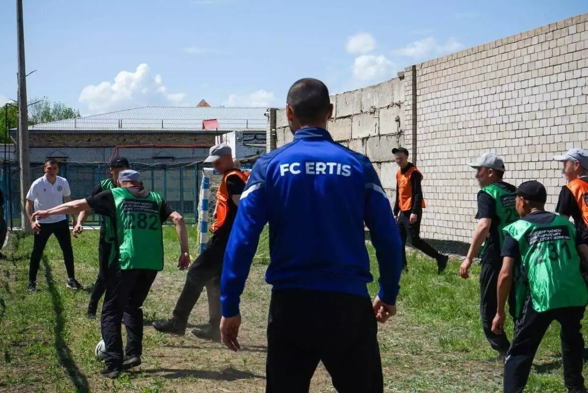 Футболисты "Иртыша" сыграли в футбол против заключенных Павлодарского СИЗО