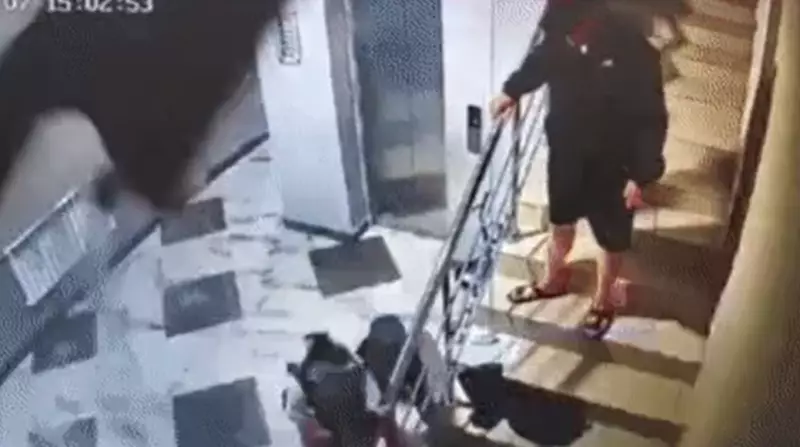 Шокирующее видео: в Астане потолок подъезда чуть не убил женщину с ребенком