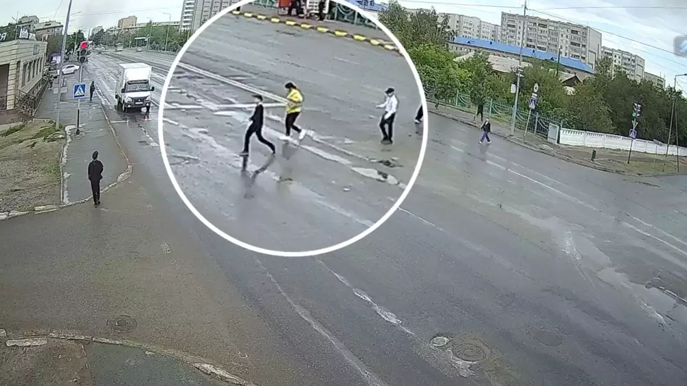 Мальчик упал с приступом посреди улицы: в полиции объяснили видео из области Абай