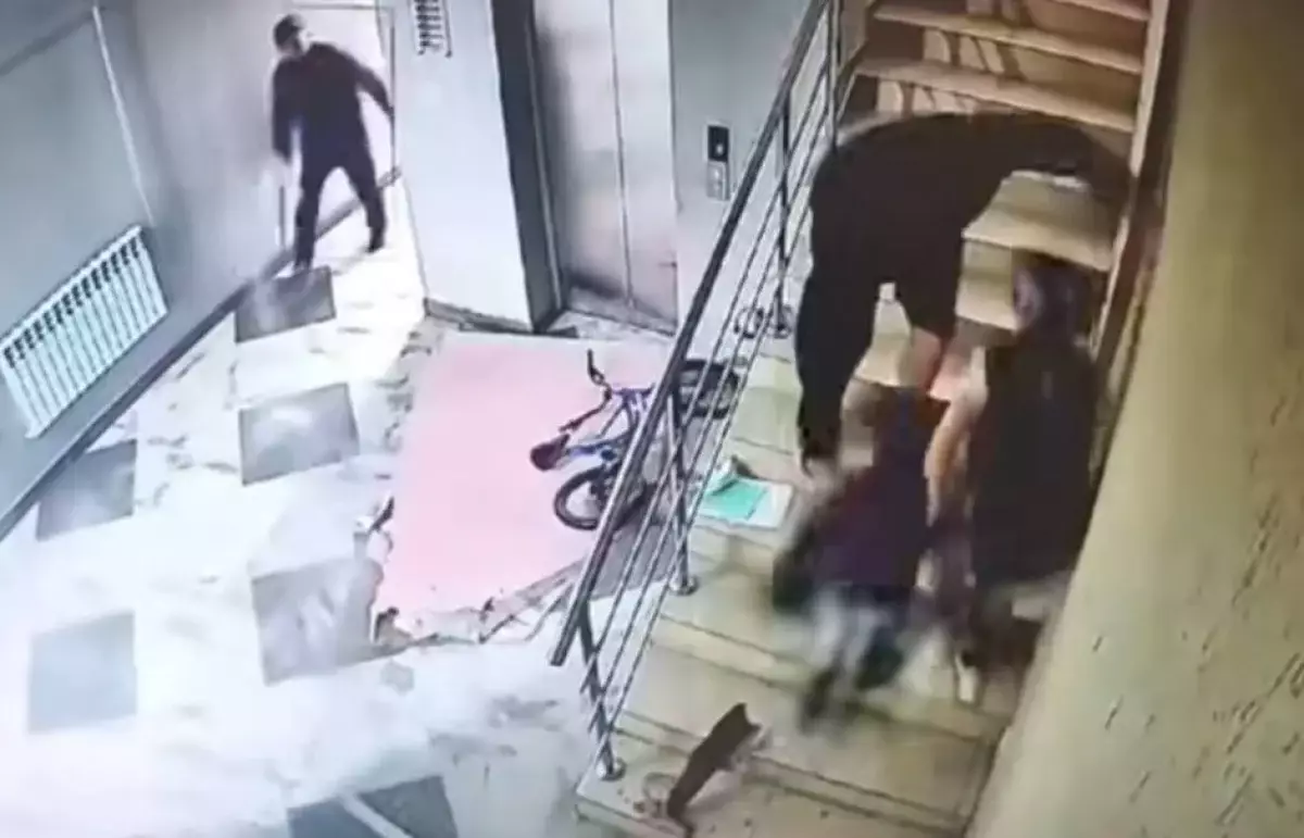 Потолок упал на женщину с ребенком в ЖК Астаны. ВИДЕО