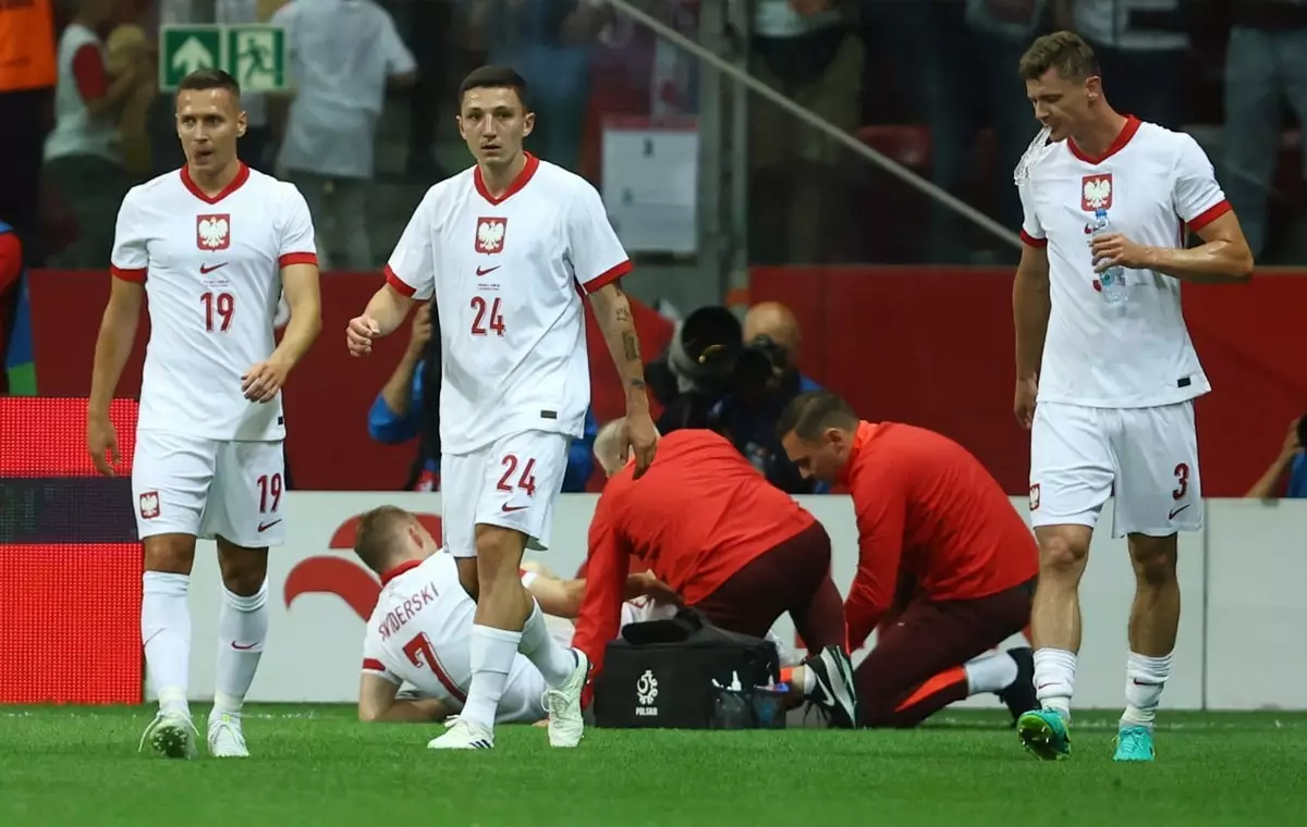 Нападающий сборной Польши получил травму во время празднования гола и может пропустить Евро-2024