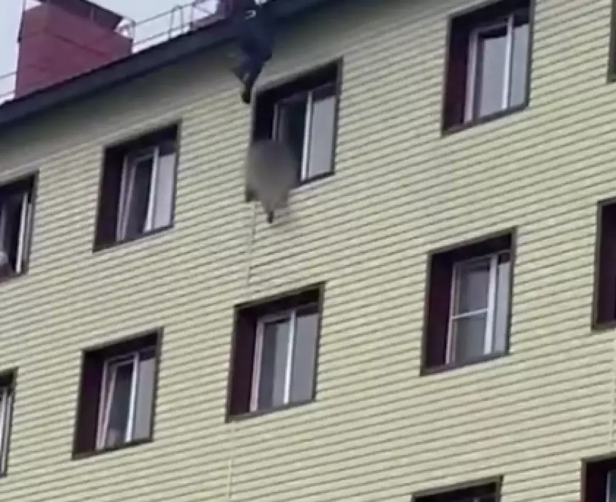 Мужчину на краю окна пятого этажа в Усть-Каменогорске удалось спасти