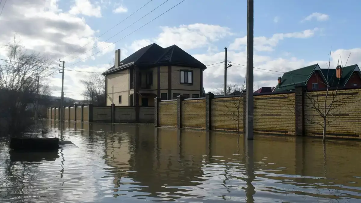 Бектенов поручил ЗКО и Атырауской области ускориться со строительством домов после паводков