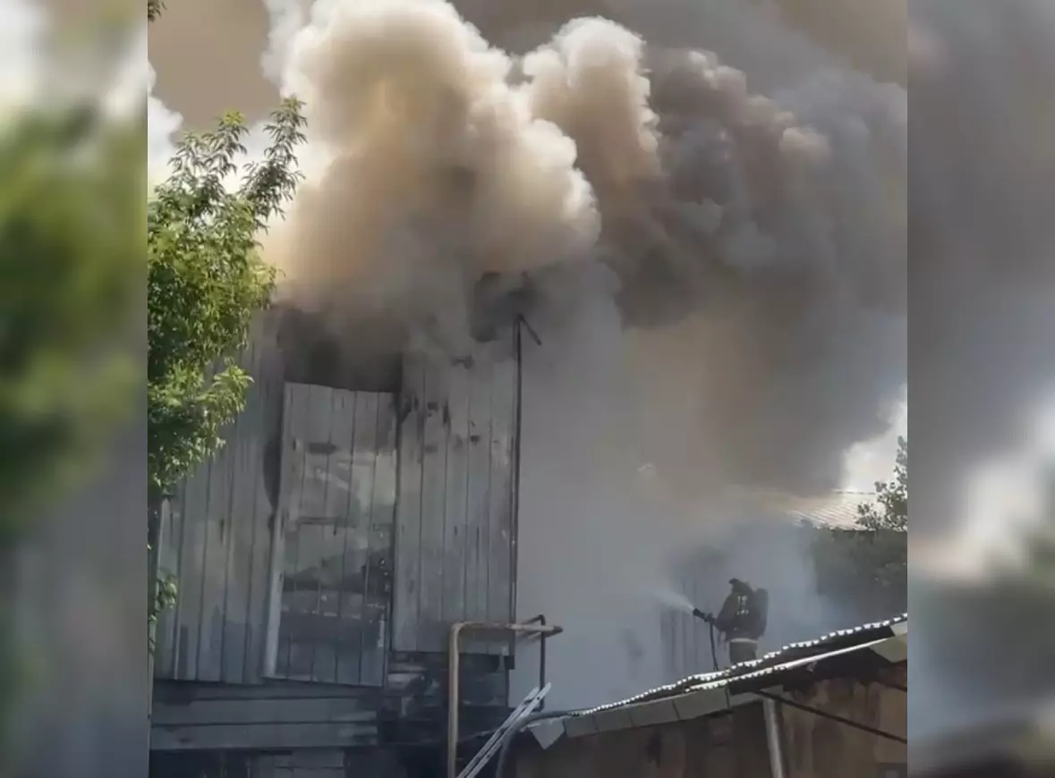 Пожар на одном из складов потушили в Алматы