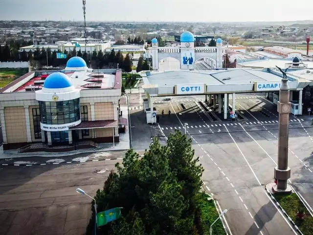 Скопление транспорта на границе с Узбекистаном прокомментировали в пограничной службе 