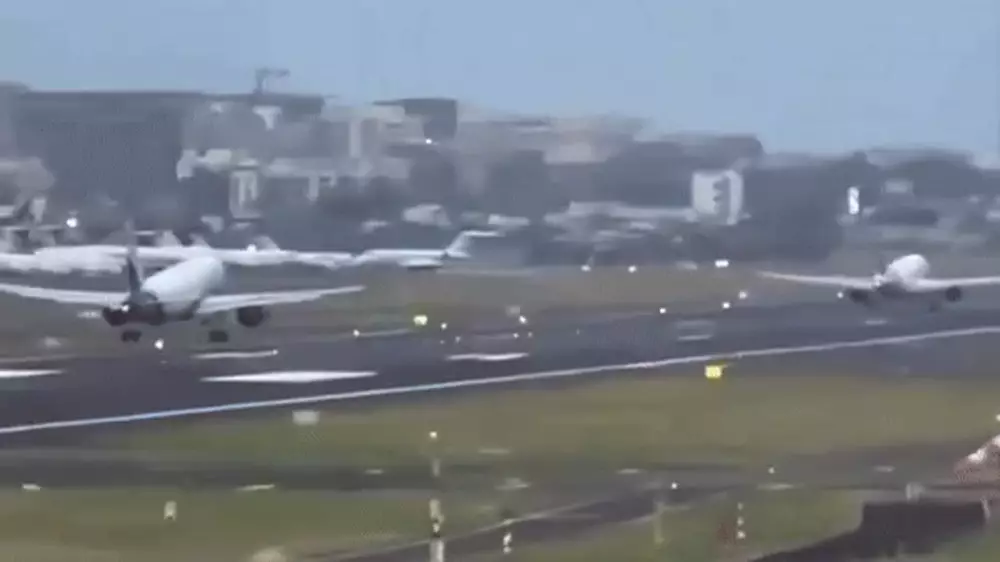 Два пассажирских самолета едва избежали столкновения