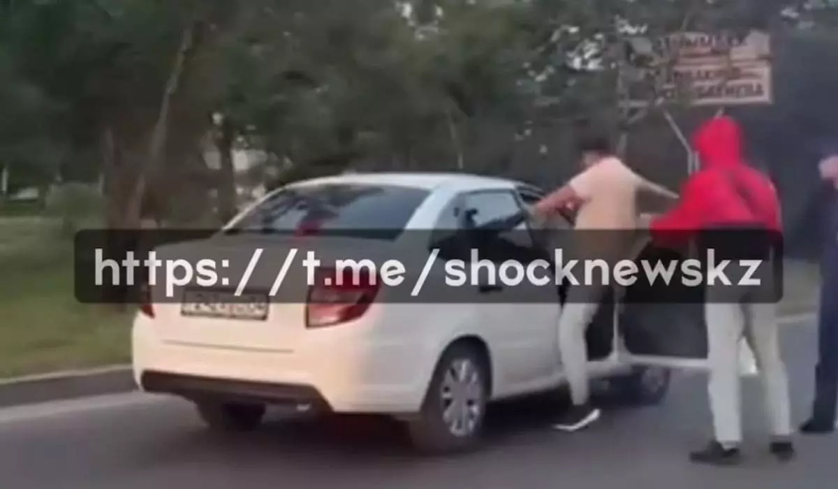 «Сказали, что у них огнестрел»: жестокое избиение сидящих в авто людей сняли на видео в Алматы