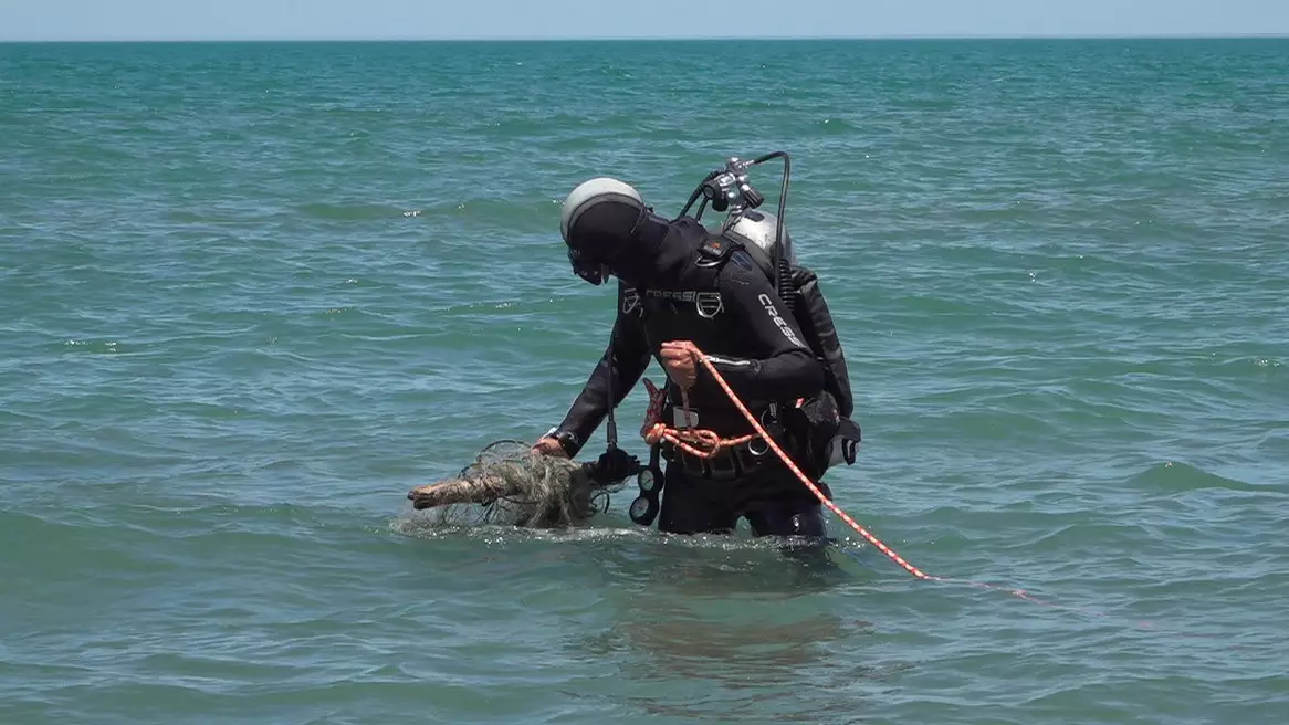 Подводную уборку прибрежной зоны озера Алаколь провели спасатели ДЧС